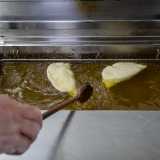 ...l� dove vengono preparati panzerotti fritti...